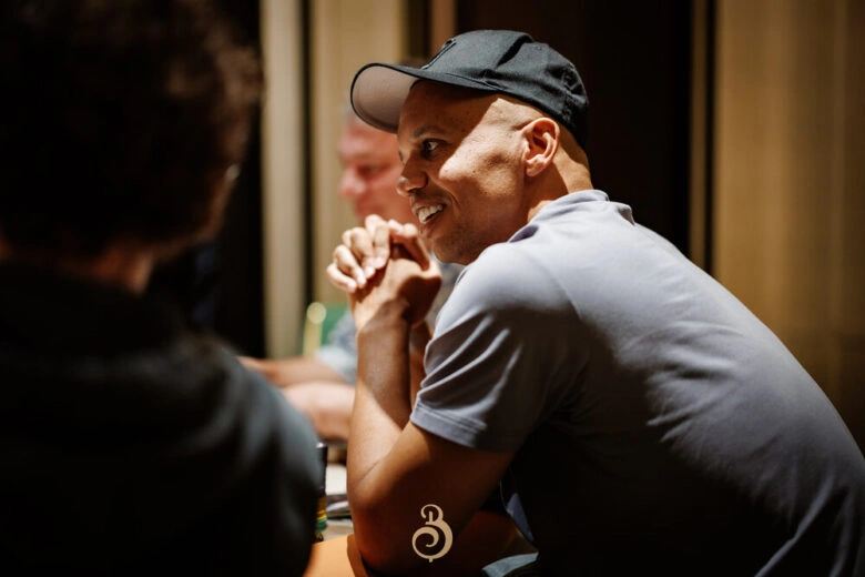 Plil Ivey habla con su oponente