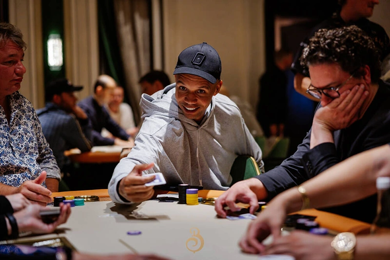 Plil Ivey baraja las cartas de póquer