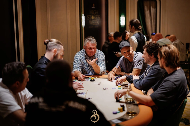 Plil Ivey con los jugadores en la mesa de póquer